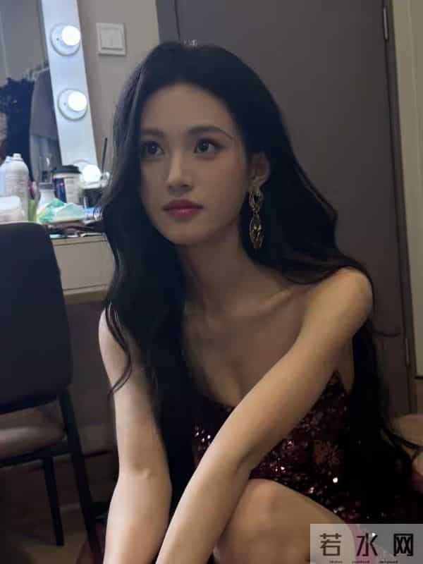 性感与优雅并存:沈羽洁酒红亮片裙露出迷人背部,开启时尚新篇章