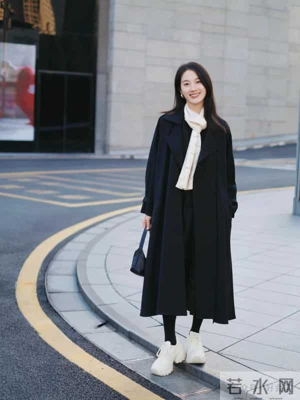 如果你有一件“黑色大衣”，试着这样配色，太高级