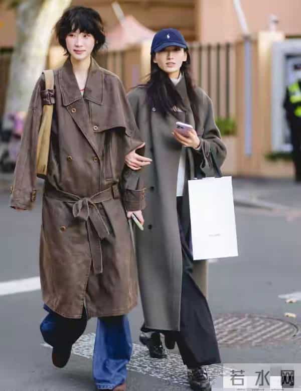 穿大衣时,裤子选“小脚”还是“阔腿”?看南京、北京街拍就懂了