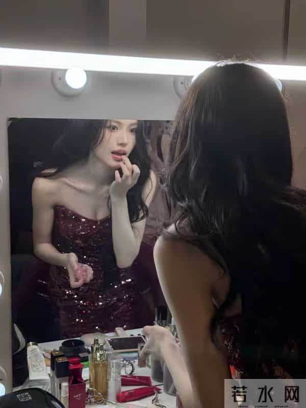 性感与优雅并存:沈羽洁酒红亮片裙露出迷人背部,开启时尚新篇章