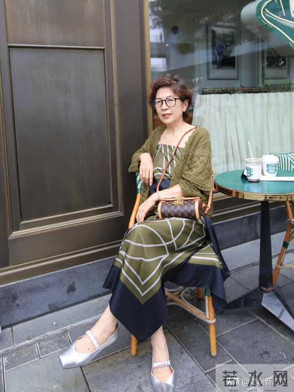 这是我见过最“优雅”的姥姥，穿衣简约却很高级，短发烫卷更洋气