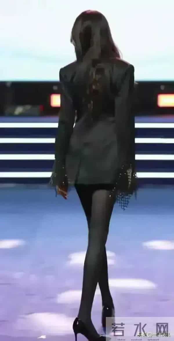 评委比模特都要漂亮，身材简直是天花板，清纯靓丽，气质优雅迷人