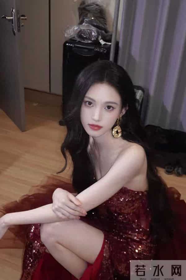 性感与优雅并存:沈羽洁酒红亮片裙露出迷人背部,开启时尚新篇章