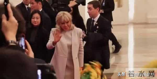 马克龙北京第二天！夫人米白套装出席仪式，兵哥哥气势磅礴，爱了