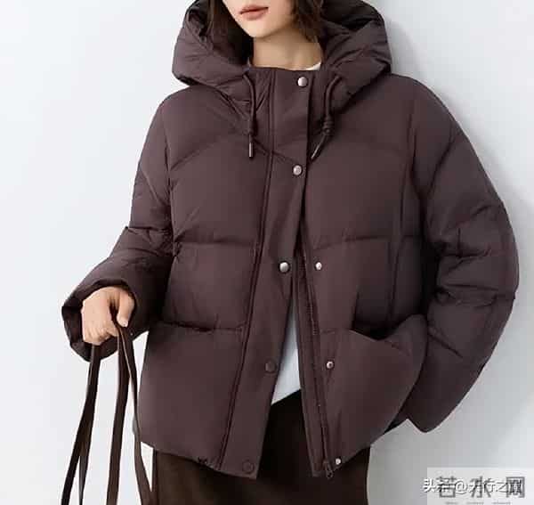 冬天想穿得年轻点？中年女性一定要避开的5种颜色！