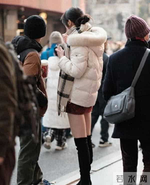 被上海女生街拍惊艳到:靴要长筒、外套带皮毛,时髦洋气还保暖!