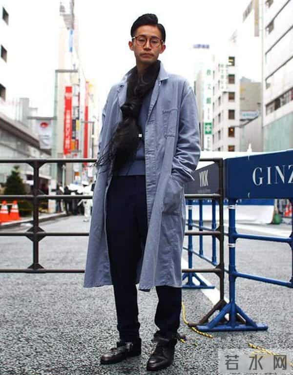 五六十岁男人：上衣尽量别穿“卫衣、风衣”，秋天这样打扮更有型