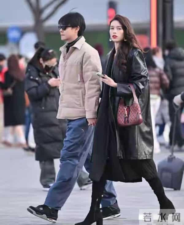 穿大衣时,裤子选“小脚”还是“阔腿”?看南京、北京街拍就懂了