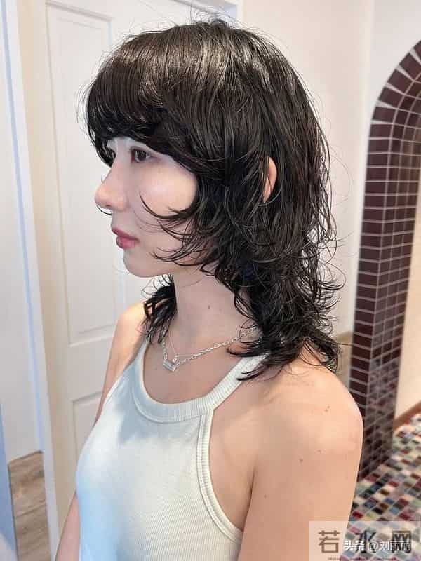 冬日氛围感天花板：日系轻复古卷短发，解锁慵懒精致的日常美学