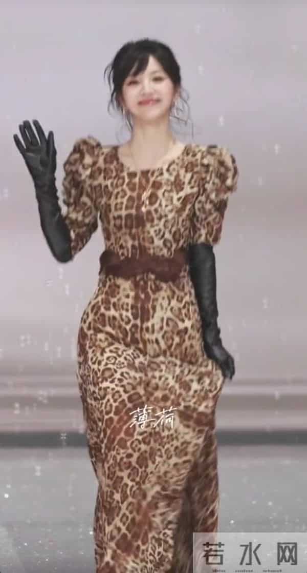 这么甜美的长相居然能轻松驾驭豹纹