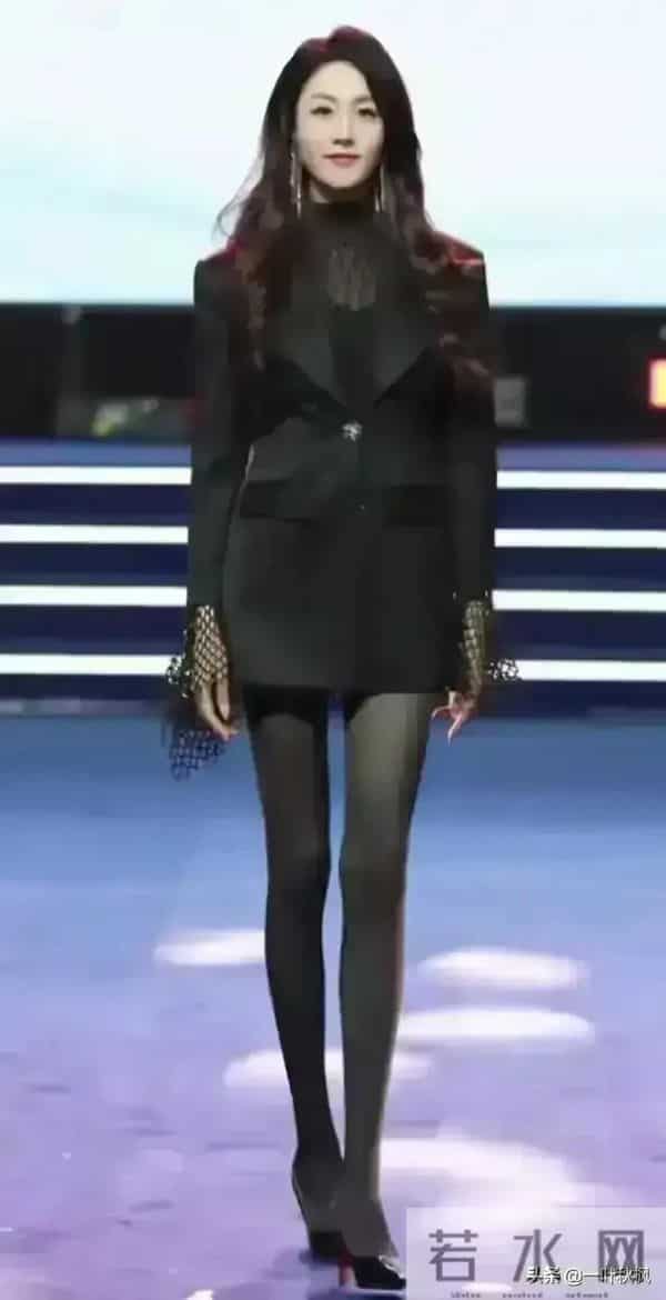评委比模特都要漂亮，身材简直是天花板，清纯靓丽，气质优雅迷人