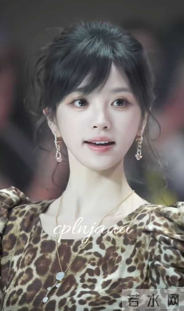 这么甜美的长相居然能轻松驾驭豹纹