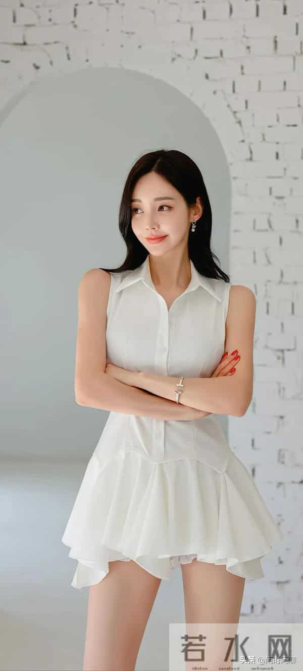白色衬衫裙,单排扣收腰,下搭不对称荷叶边短裙,简约柔美。