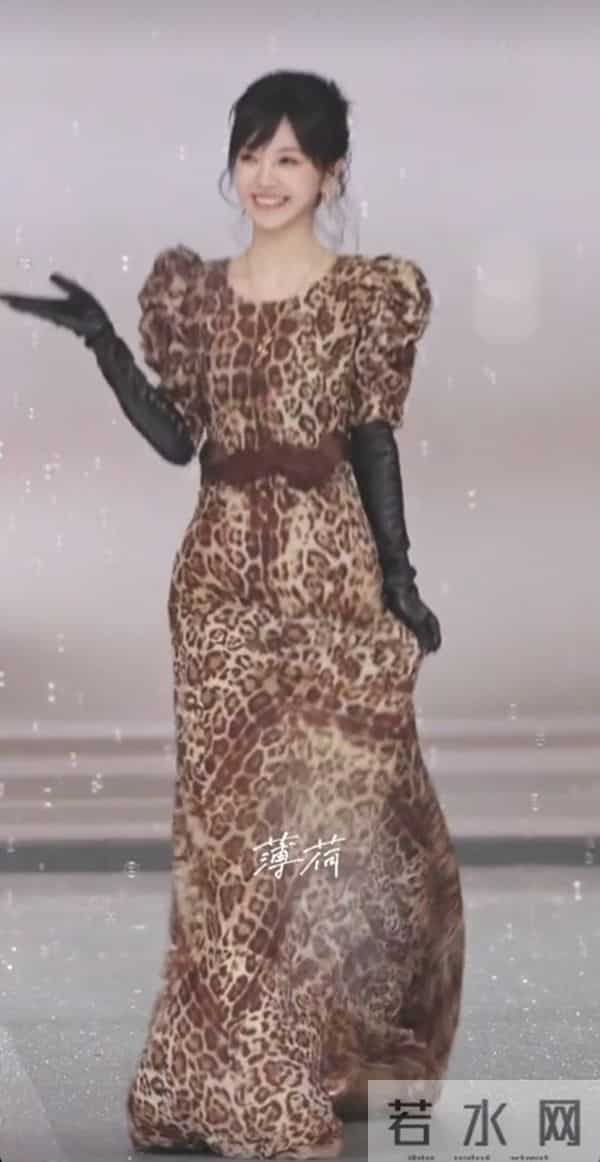 这么甜美的长相居然能轻松驾驭豹纹