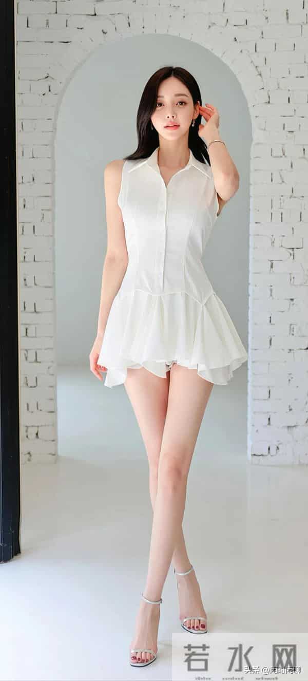 白色衬衫裙,单排扣收腰,下搭不对称荷叶边短裙,简约柔美。