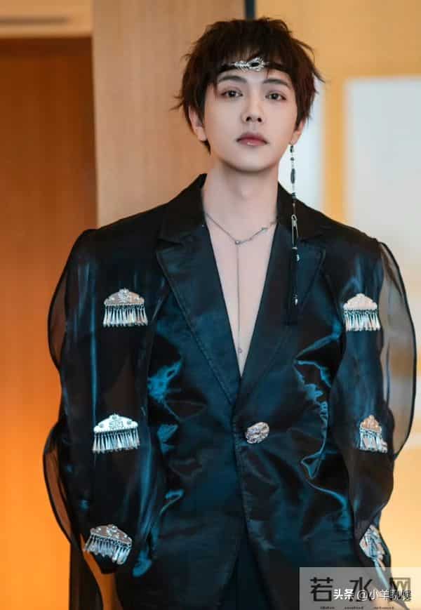 黑网衫,低胸装,短剧演员走红毯恨不得披块布上台!网友-太辣眼