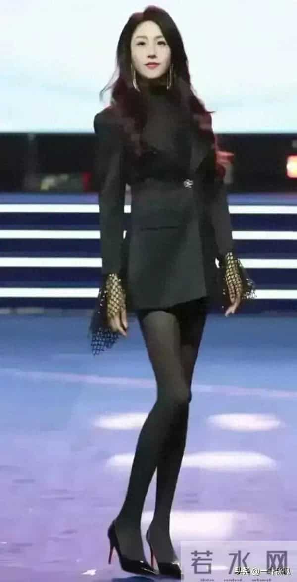 评委比模特都要漂亮，身材简直是天花板，清纯靓丽，气质优雅迷人