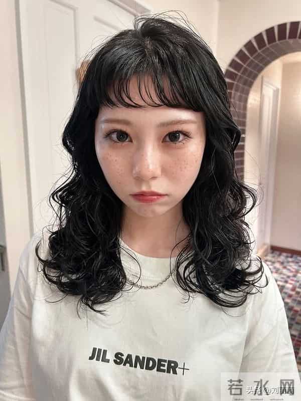 冬日氛围感天花板：日系轻复古卷短发，解锁慵懒精致的日常美学