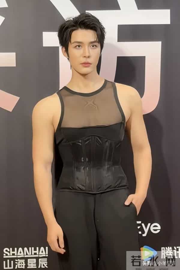 黑网衫,低胸装,短剧演员走红毯恨不得披块布上台!网友-太辣眼