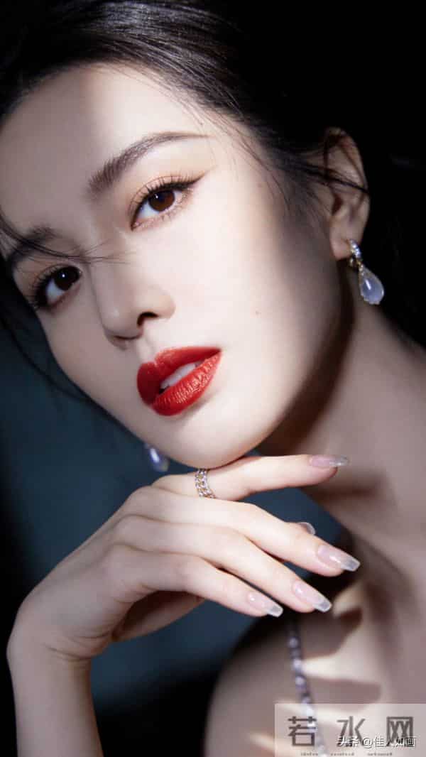 柔暗光影下的惊艳，美甲红唇高级感爆棚