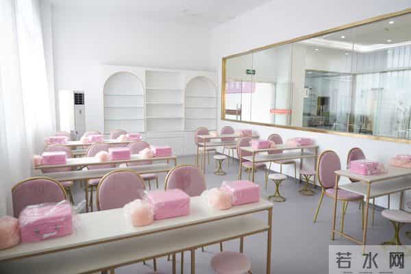 单招化妆学校推荐：重庆新东方职业学校成优选