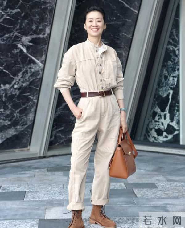 65岁老阿姨，穿衣比年轻人还时髦，说是20岁小姑娘都不过分