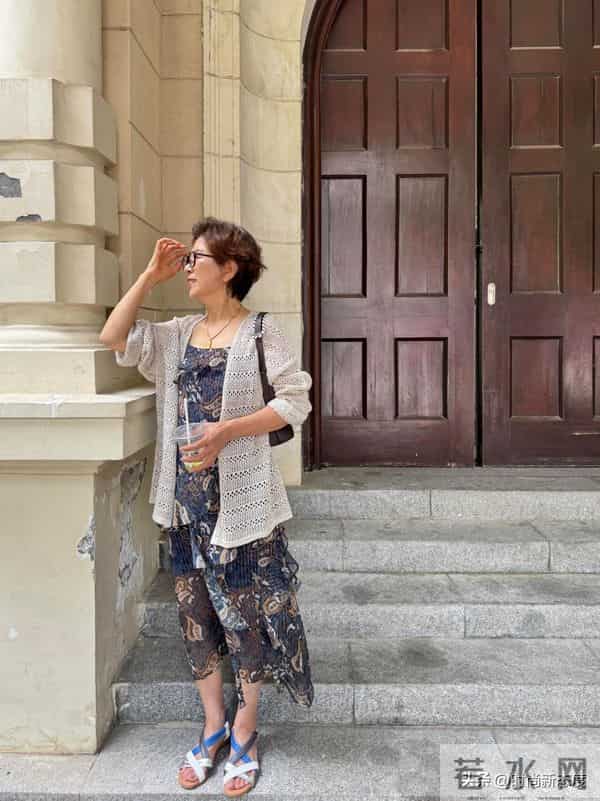 这是我见过最“优雅”的姥姥，穿衣简约却很高级，短发烫卷更洋气