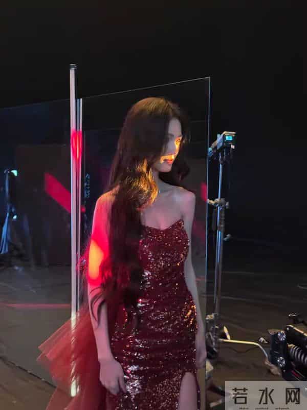 性感与优雅并存:沈羽洁酒红亮片裙露出迷人背部,开启时尚新篇章