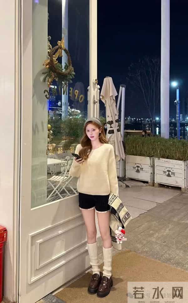 奶白色圆领针织衫+藏蓝色蕾丝边针织短裤,精致又带点俏皮