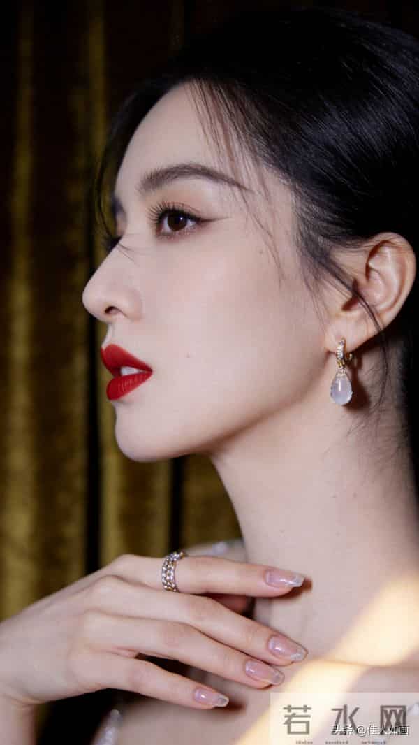 柔暗光影下的惊艳，美甲红唇高级感爆棚