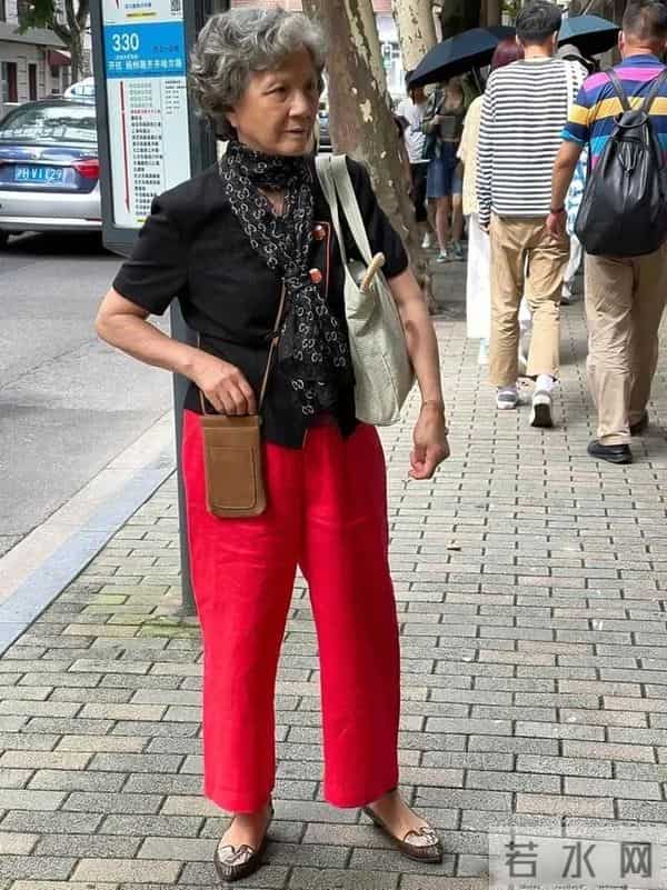七八十岁女人想高级：衣穿素、裤穿宽、多戴帽，头发白了照样优雅