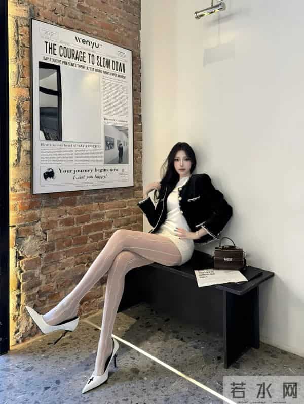 “黑色小香风+白短裤+浅肤色薄丝”，真的美爆了！