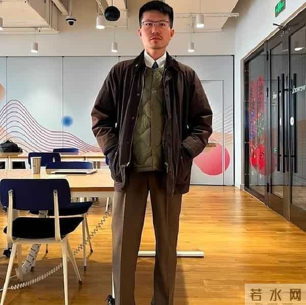 这才是50岁男人该有的打扮：Barbour外套+直筒裤，时尚又有型