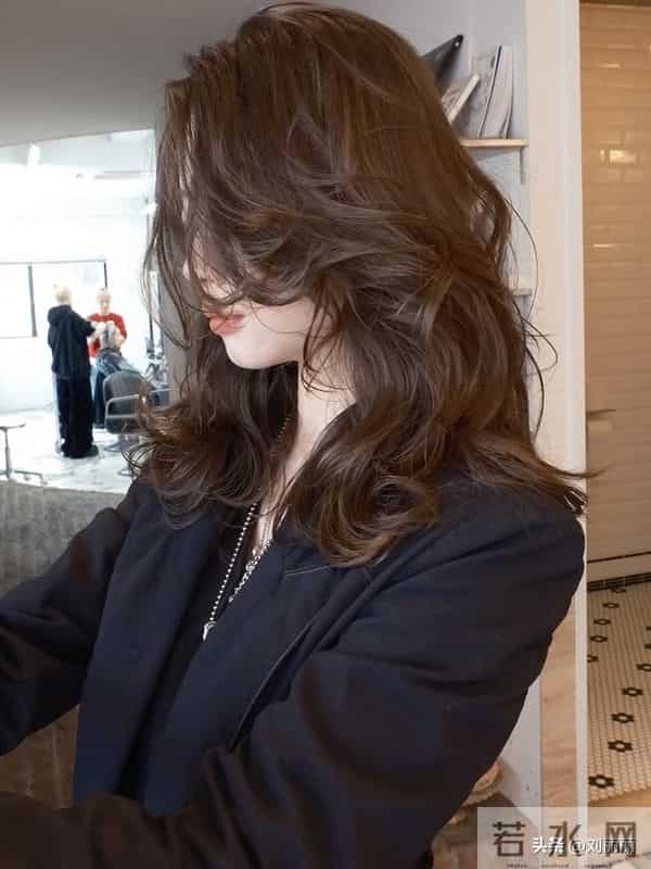 冬日氛围感天花板：日系轻复古卷短发，解锁慵懒精致的日常美学