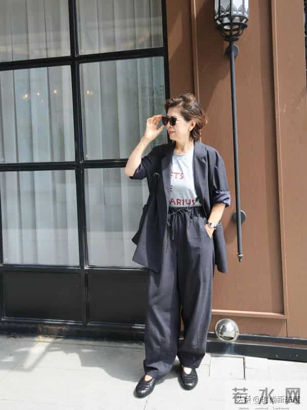 这是我见过最“优雅”的姥姥，穿衣简约却很高级，短发烫卷更洋气