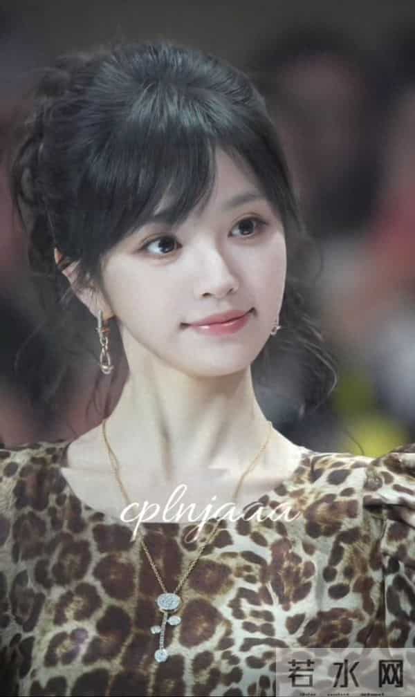 这么甜美的长相居然能轻松驾驭豹纹