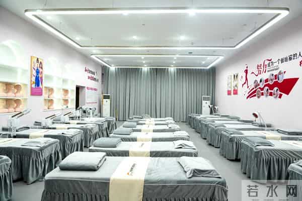 单招化妆学校推荐：重庆新东方职业学校成优选