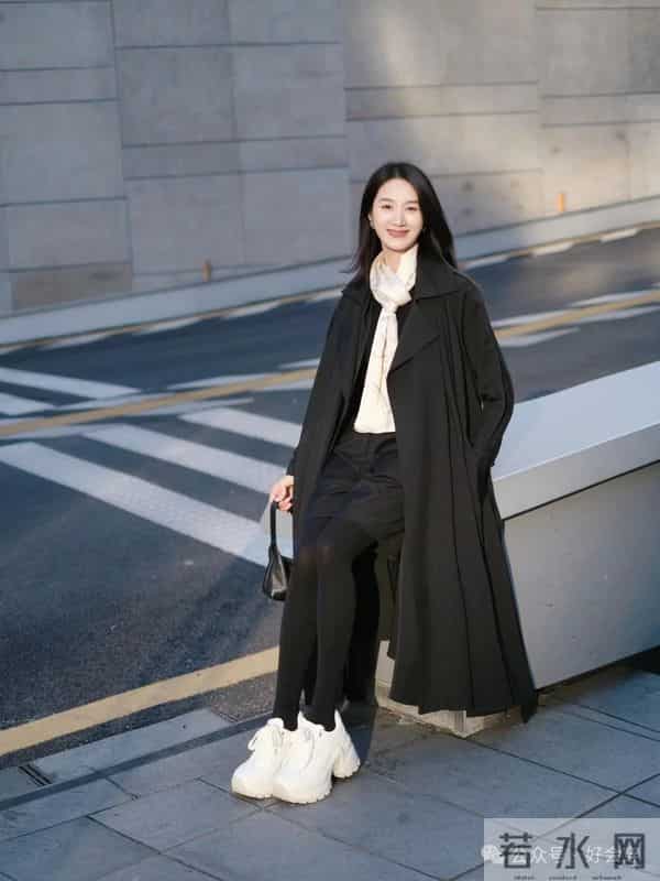 如果你有一件“黑色大衣”，试着这样配色，太高级