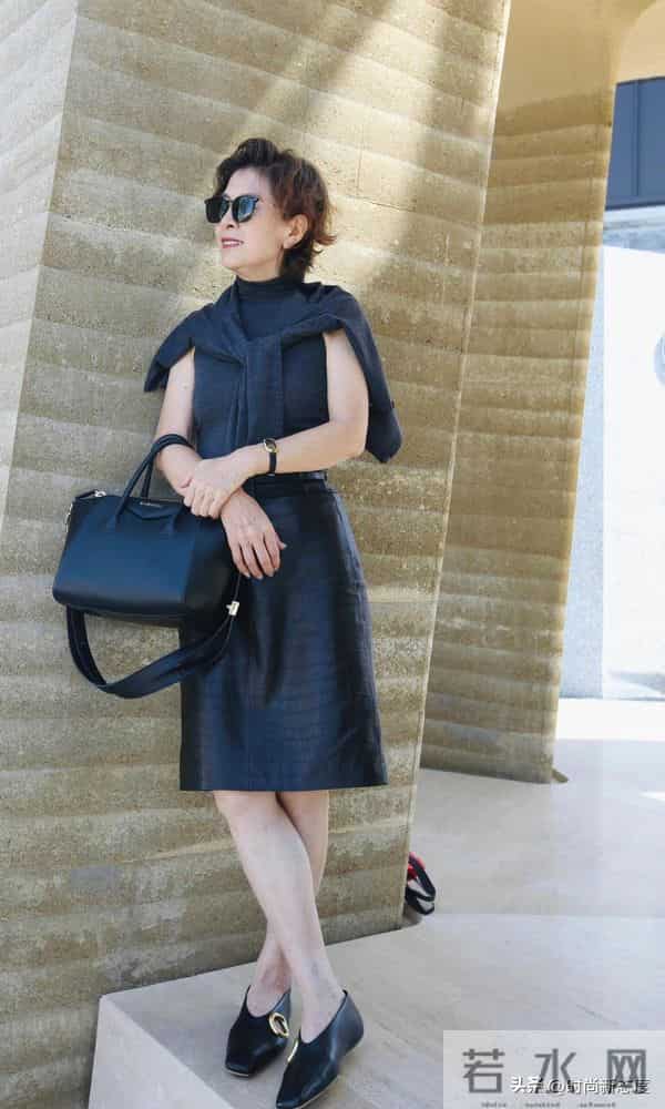 这是我见过最“优雅”的姥姥，穿衣简约却很高级，短发烫卷更洋气