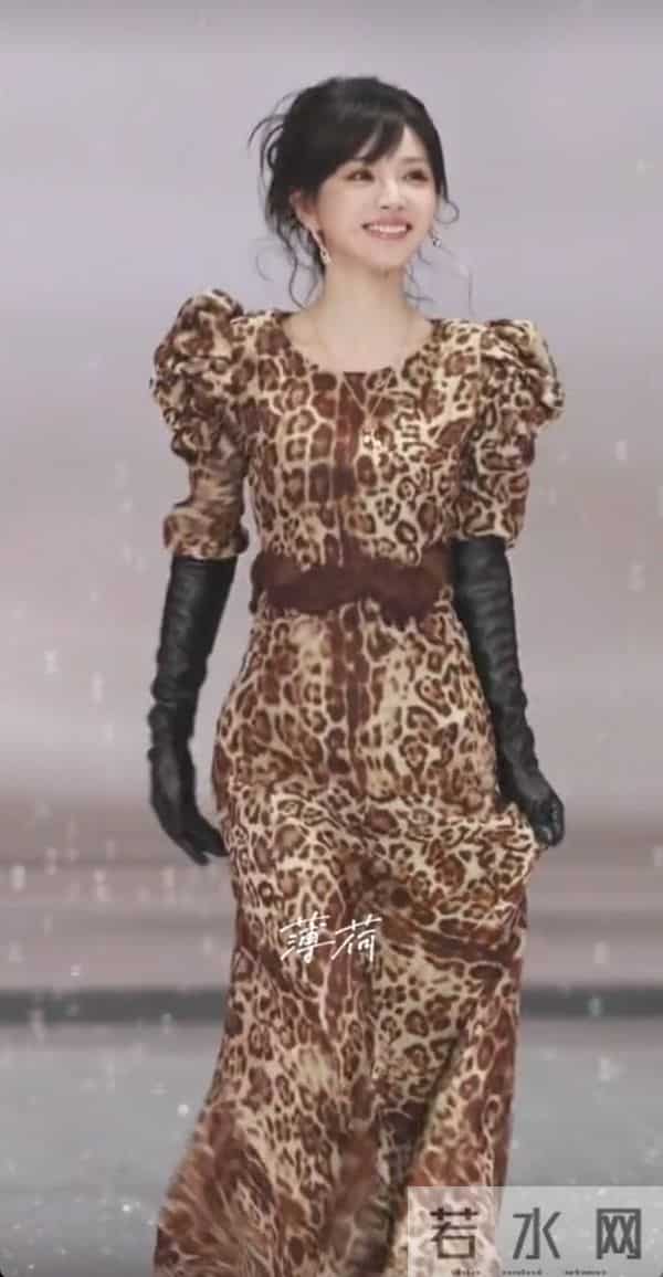 这么甜美的长相居然能轻松驾驭豹纹