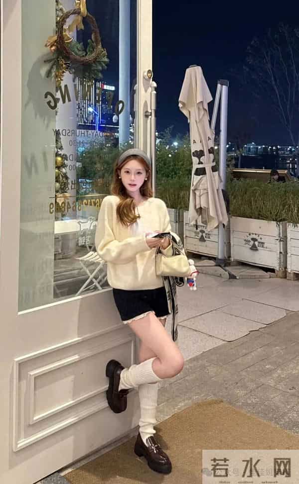 奶白色圆领针织衫+藏蓝色蕾丝边针织短裤,精致又带点俏皮