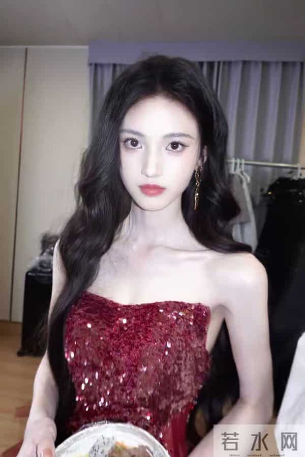 性感与优雅并存:沈羽洁酒红亮片裙露出迷人背部,开启时尚新篇章