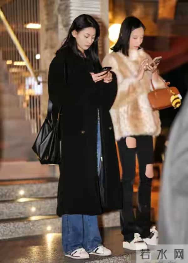 穿大衣时,裤子选“小脚”还是“阔腿”?看南京、北京街拍就懂了