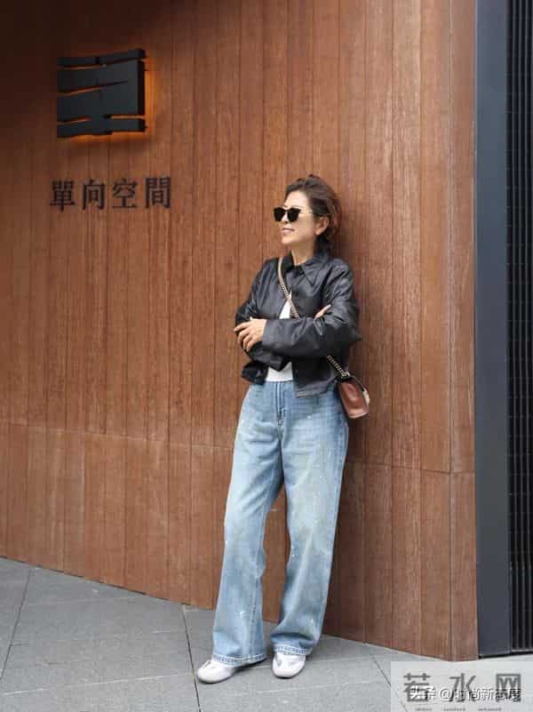 这是我见过最“优雅”的姥姥，穿衣简约却很高级，短发烫卷更洋气