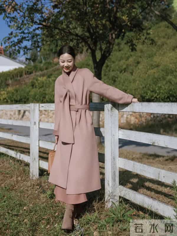 一身优雅温柔的灰粉色，太美了，真的很气质！