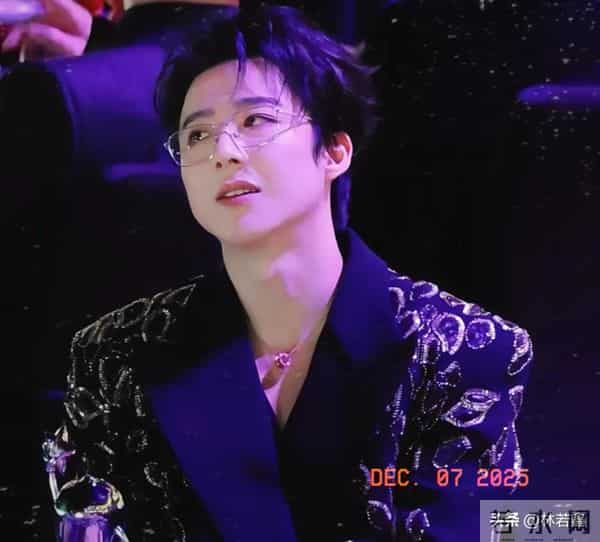 刘宇宁尖叫之夜赢麻了，帮曾舜晞化解尴尬，给员工拿糖，被赞贴心