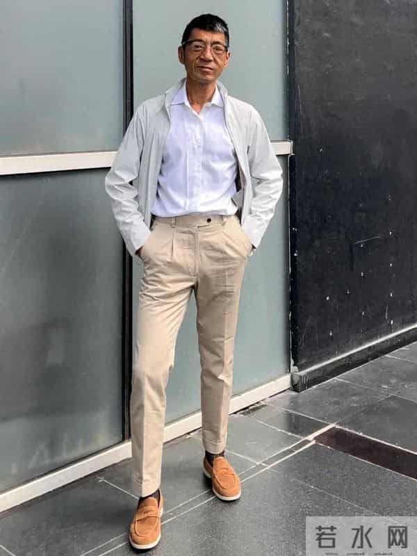 五六十岁男人：上衣尽量别穿“卫衣、风衣”，秋天这样打扮更有型