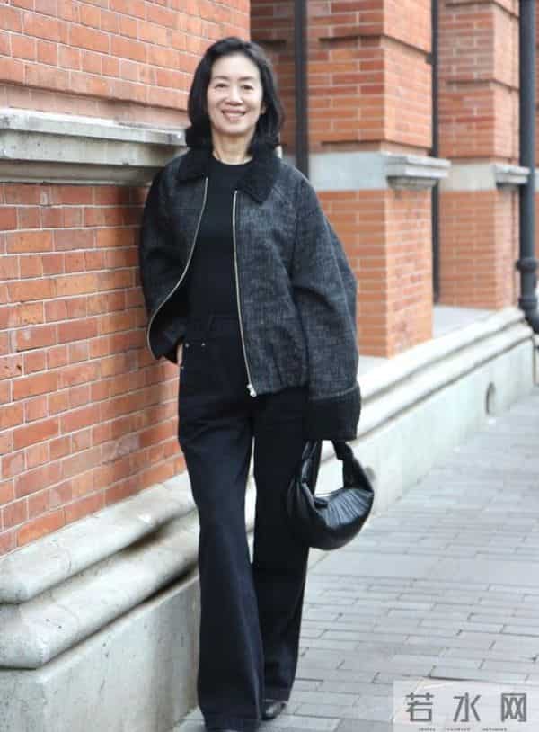 65岁老阿姨，穿衣比年轻人还时髦，说是20岁小姑娘都不过分