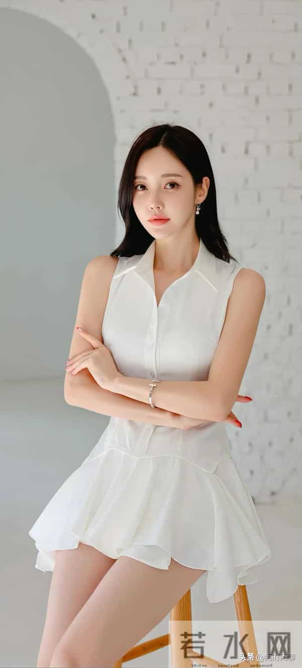 白色衬衫裙,单排扣收腰,下搭不对称荷叶边短裙,简约柔美。