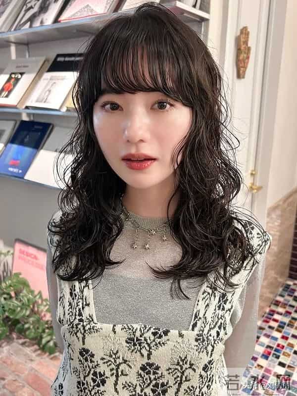 冬日氛围感天花板：日系轻复古卷短发，解锁慵懒精致的日常美学